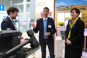 Auf der Hannover Messe 2024 (v. l.): Christopher Marples (DAKIS), Prof. Dr. Enno Bahrs (NOcsPS) und Bettina Stark-Watzinger (Bundesforschungsministerin).<br>