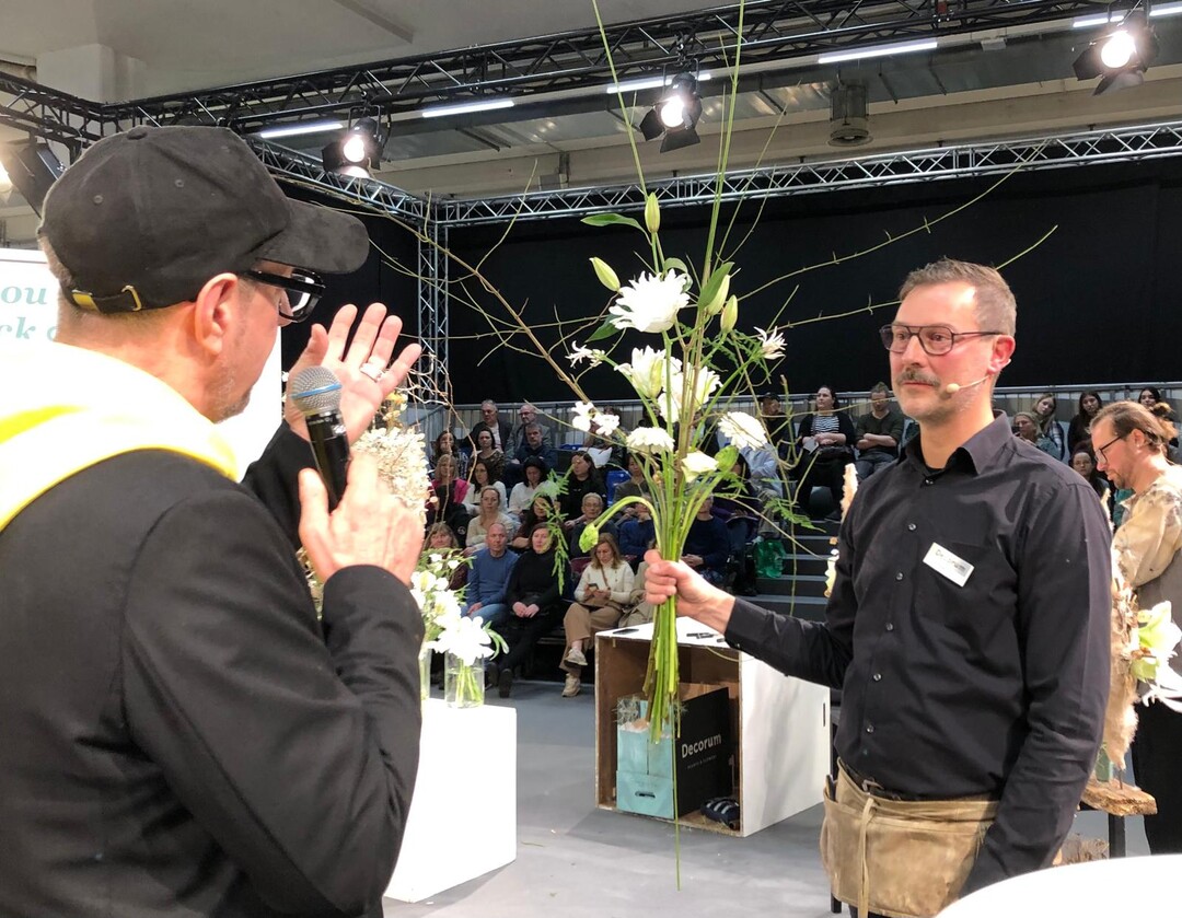 Nicolaus Peters, der Weltmeister der Floristen, auf der FDF-Bhne im Gesprch mit Manfred Hoffmann, FDF-Art- und Kreativ-Direktor.