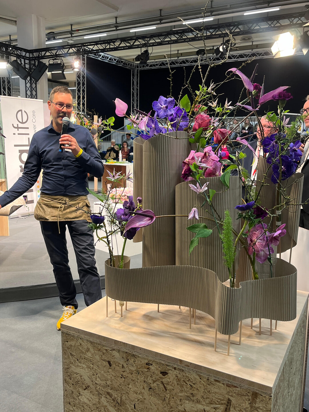 The world champion florist, Nicolaus Peters, answered questions on the FDF stage.