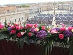 Österlicher Blumenschmuck am päpstlichen Balkon