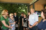 Lüder Nobbmann begrüßt die Mitglieder des Verbands der Friedhofsverwalter Deutschlands
(VFD) am Informationspavillon des Ausstellungsteils Grabgestaltung und Denkmal auf der
BUGA.