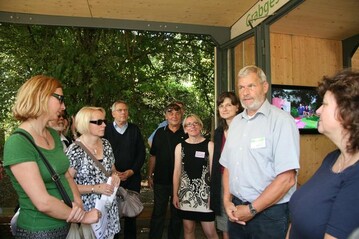Lder Nobbmann begrt die Mitglieder des Verbands der Friedhofsverwalter Deutschlands
(VFD) am Informationspavillon des Ausstellungsteils Grabgestaltung und Denkmal auf der
BUGA.