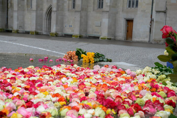  Vom 29. Mrz bis zum Ostermontag, 5. April 2021, bringen die Altstadtkirchen Zrich Farbe in den Alltag der Menschen.