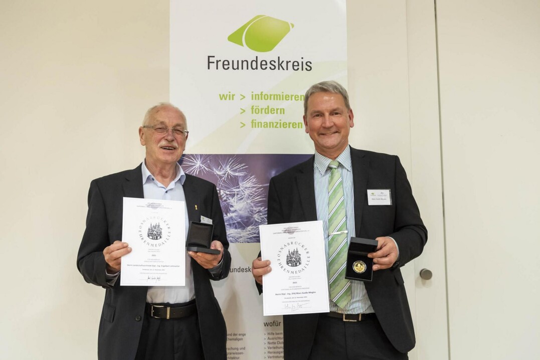   Im Rahmen der 50. Kontaktstudientage an der Hochschule Osnabrck wurde die Osnabrcker Ehrenmedaille an Marc-Guido Megies (rechts) und Engelbert Lehmacher vergeben. 