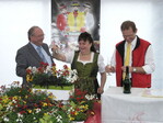 BGV-Präsident Roland Albert, Kabarettistin Lizzy Aumeier und Betriebsinhaber Horst Altmann bei der Taufe von „Trio Mio“ in Hilpoltstein.