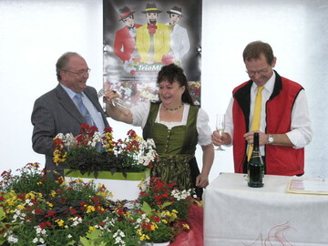 BGV-Prsident Roland Albert, Kabarettistin Lizzy Aumeier und Betriebsinhaber Horst Altmann bei der Taufe von Trio Mio in Hilpoltstein.