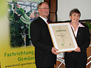 Gerhard Schulz berreichte Dr. Waltraud Pallutt die Urkunde und die Ernst-Schrder-Mnze
des Zentralverbandes Gartenbaus 