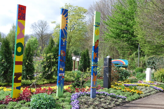 Papenburg Zum Memoriam-Garten, der bereits vor der Erffnung in Papenburg der Hingucker war, bieten die Niedersachsen 22 Schaugrber in der Anlage am Rande des Stadtparks.