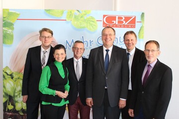 ber aktuelle Pflanzenschutzprobleme diskutierten am 28. Oktober in Papenburg (von links) Marc-Andr Burgdorf, Dezernent des Landkreises Emsland, Gitta Connemann, Vorsitzende des Ausschusses fr Ernhrung und Landwirtschaft des Deutschen Bundestages, Jrgen Mertz, Prsident des Zentralverbandes Gartenbau, Dr. Helmut Tschiersky, Prsident des Bundesamtes fr Verbraucherschutz und Lebensmittelsicherheit, Jens Gieseke, Mitglied des Europischen Parlaments, und Reiner Borrmann, Vorstandsvorsitzender der Gartenbauzentrale Papenburg.