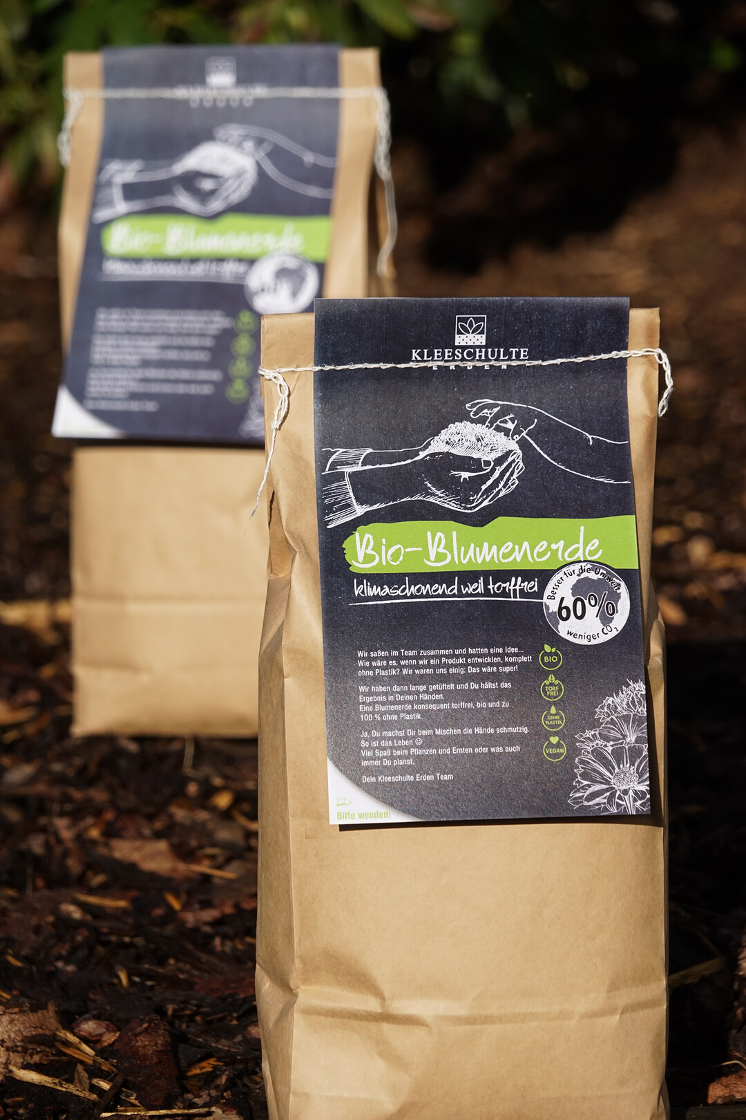 Kleeschulte prsentierte auf der IPM eine nachhaltige Verpackungslsung 100 % ohne Plastik. Die Erden und Substrate von Kleeschulte Erden bestehen bereits zu 95 % aus nachwachsenden Rohstoffen. Nun hat der Hersteller mit dem ersten Paper-Bag in der Branche fr eine Blumenerde die nchste Hrde genommen. Im ersten Schritt bieten wir unsere Bio-Blumenerde torffrei im 5-Liter-Papierbeutel, somit 100 % ohne Plastik, an. Strategisch hat der Handel mit dem Kleeschulte Paper-Bag die Chance, sich am Markt deutlich zu differenzieren und nachhaltig zu positionieren", freut sich Geschftsfhrerin Mariel Kleeschulte-Vrochte. Der Feuchtigkeitsanteil der Blumenerde wird in einer  Biotrocknungsanlage reduziert, vor der Anwendung muss der Verbraucher Wasser hinzugeben. Die Verpackung sieht zudem bewusst anders aus. Der Flachbodenbeutel aus Recyclingpapier wird mit einem Baumwollfaden verschlossen. Das Design ist klar, die handgemalten Bestandteile auf Schieferoptik wirken modern. www.kleeschulte-erden.de

