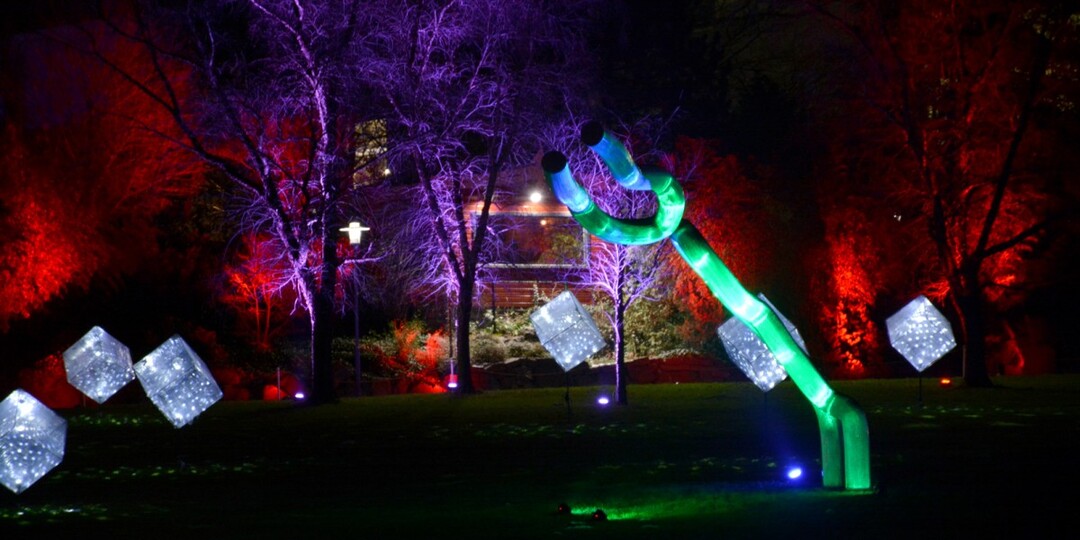 Parkleuchten: Täglich mit Einbruch der Dunkelheit verwandelt sich der Grugapark gleich neben den Messergelände in eine bunte Lichterlandschaft, die zum Spazierengehen einlädt.