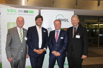 VDL-Prsident Markus W. Ebel-Waldmann (links) und BHGL-Prsident Marc-Guido Megies (rechts) begrten den Senator fr Justiz, Verbraucherschutz und Antidiskriminierung des Landes Berlin Dr. Dirk Behrendt sowie den Ministerialrat im Bundesministerium fr Ernhrung und Landwirtschaft Walter Dbner (Bildmitte v.l.).  