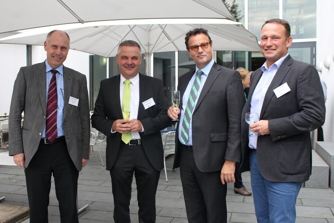 Dr. Konrad Rühl (Leiter des Referats Garten-, Obst- und Weinbau am MLR), Gerhard Hugenschmidt (Präsident des Gartenbauverbandes Baden-Württemberg-Hessen), Landwirtschaftsminister Peter Hauk und Thomas Heumann (Vorstandsvorsitzender des Verbandes Garten-, Landschafts- und Sportplatzbau Baden-Württemberg.)