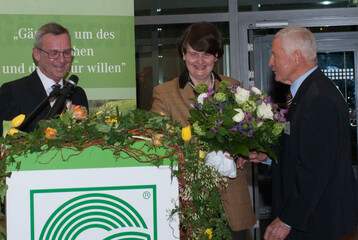 Dr. Maria Flachsbarth, Parlamentarische Staatssekretrin im Bundesministerium fr Ernhrung und Landwirtschaft, mit den Prsidenten Jrgen Mertz und Karl Zwermann.