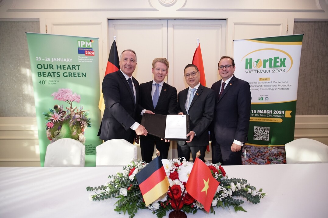 Freuen sich über die frisch besiegelte Partnerschaft zwischen der IPM ESSEN und der HortEx Vietnam (v.l.n.r.): Oliver P. Kuhrt, Geschäftsführer der Messe Essen; Kuno Jacobs, Managing Director, Nova Exhibitions B.V.; Nguyen Ba Vinh, Managing Director, Minh Vi Exhibition & Advertisement Services Co., Ltd (VEAS); sowie Thomas Kufen, Aufsichtsratsvorsitzender der Messe Essen.