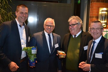 Der ZVG prsentierte auf dem Parlamentarischen Frhling die Vielfalt des Gartenbaus (v.l.n.r. Vorsitzender der Bundesfachgruppe Gemsebau Christian Ufen, Der Parlamentarische Staatssekretr Peter Bleser (BMEL), stellv. Vorsitzender der Bundesfachgruppe Gemsebau Wilhelm Bck, ZVG-Prsident Jrgen Mertz).