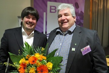 ber Topausbildung im Gartenbau  kurz T.A.G.  referierte der Verwalter des Rahlstedter Friedhofs, Matthias Habel, (re.) Ralf Kretschmer