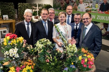 Berlins Regierender Brgermeister, Michael Mller, Bundesagrarminister Christian Schmidt und Joachim Ruckwied, Prsident des Deutschen Bauernverbandes, werden von der Deutschen Blumenfee, Corina Krause und dem Geschftsfhrenden Vorstand des ZVG empfangen (v.l.n.r. Hartmut Weimann, Vizeprsident, Wilhelm Bck, Vizeprsident, Jrgen Mertz, Prsident)