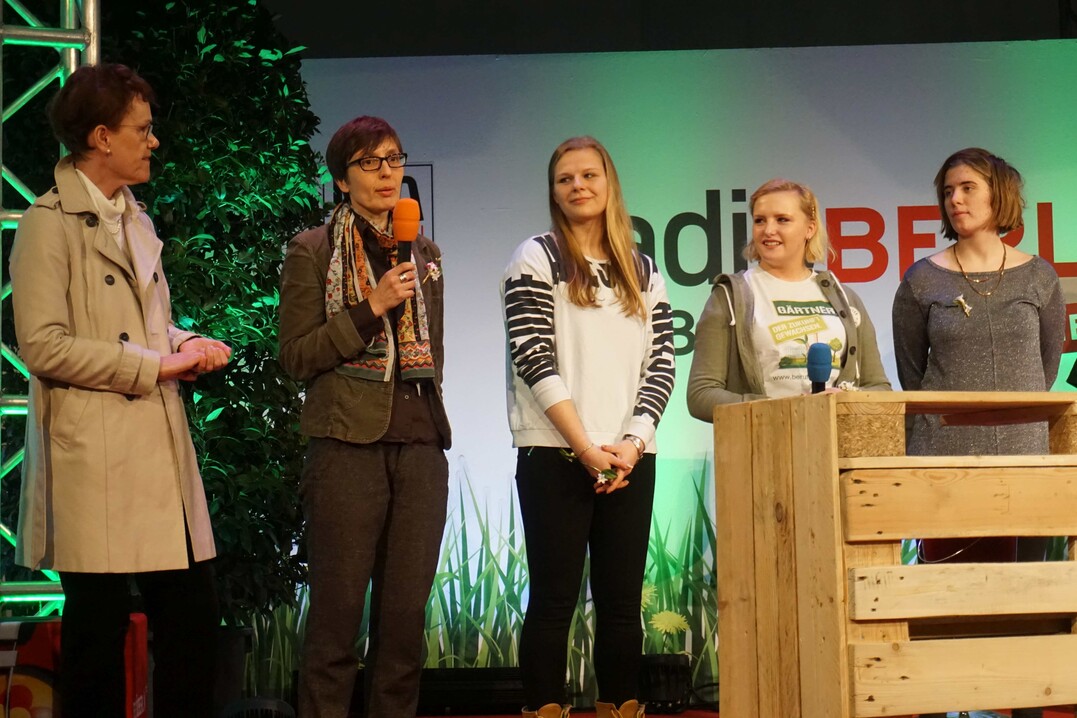 (v.l.n.r.) Dr. Jutta Peistrup und Regina Fuhrmann, Lehrerinnen aus der Peter-Lenné-Schule Berlin präsentieren mit ihren Azubis den Beruf Gärtner auf der rbb-Bühne.