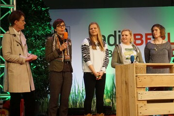 (v.l.n.r.) Dr. Jutta Peistrup und Regina Fuhrmann, Lehrerinnen aus der Peter-Lenn-Schule Berlin prsentieren mit ihren Azubis den Beruf Grtner auf der rbb-Bhne.