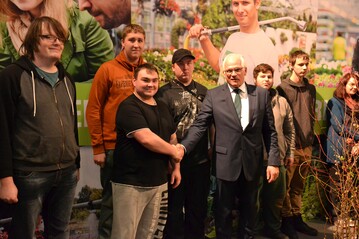 Peter Bleser, parlamentarischer Staatssekretr des Bundesministeriums fr Ernhrung und Landwirtschaft, war angetan vom Engagement der Auszubildenden.