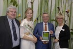 Während der Internationalen Pflanzenmesse in Essen wurde die App zum Online-Berichtsheft des ZVG freigeschaltet (v. l. n. r. Ralf Kretschmer, Corina Krause, Jürgen Mertz, Eva Kähler-Theuerkauf).