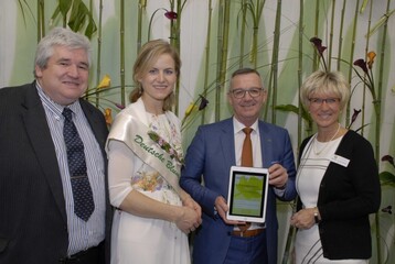 Whrend der Internationalen Pflanzenmesse in Essen wurde die App zum Online-Berichtsheft des ZVG freigeschaltet (v. l. n. r. Ralf Kretschmer, Corina Krause, Jrgen Mertz, Eva Khler-Theuerkauf).