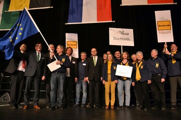 Das Gold-Dorf Duchroth erhlt die Europa-Fahne auf der Preisverleihung des Wettbewerbes Unser Dorf hat Zukunft.