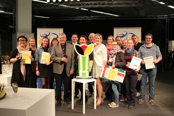 Sabrina Holz (Mitte) gewann als Gesamtsiegerin den IPM Messe-Cup 2016. Mit im Bild alle Preistrger der drei Teilwettbewerbe.