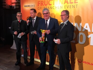 Die Vorstandsmitglieder der Frischemrkte Deutschland Boris Schwartz aus Mnchen, Uwe Klug aus Bremen und Peter Joppa aus Duisburg (v.l.n.r.), berreichten Wilhelm Bck aus Neufarn (Mitte) den Buddy-Bren