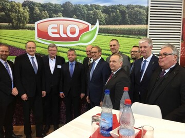 v.l.n.r.: Dr. Christian Weseloh (Geschftsfhrer der Bundesvereinigung der Erzeugerorganisationen Obst und Gemse), Joachim Rukwied (Prsident des Deutschen Bauernverbandes), Wolfgang Mhlmann (Gemsebauunternehmer), Christoph Hvelkamp (Geschftsfhrer der ELO), Manfred Nssel (Prsident des Deutschen Raiffeisenverbandes), Franz-Josef Holzenkamp (MdB, agrarpolitischer Sprecher der CDU/CSU), Christian Ufen (Vorsitzender der Bundesfachgruppe Gemsebau), Dr. Till Backhaus (Landwirtschaftsminister Meck-Pom.), Berthold Fleischer, (Generalsekretr des Zentralverbandes Gartenbau), Olaf Feuerborn (Prsident des Bauernverbandes Sachsen-Anhalt), Wilhelm Bck (ZVG-Vizeprsident).