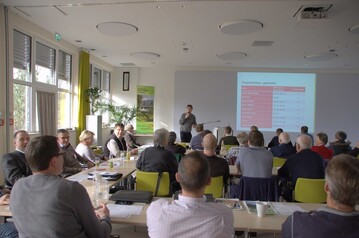Rund 60 Teilnehmer diskutieren auf der Mitgliederversammlung mit Prof. Bernd Hertle.