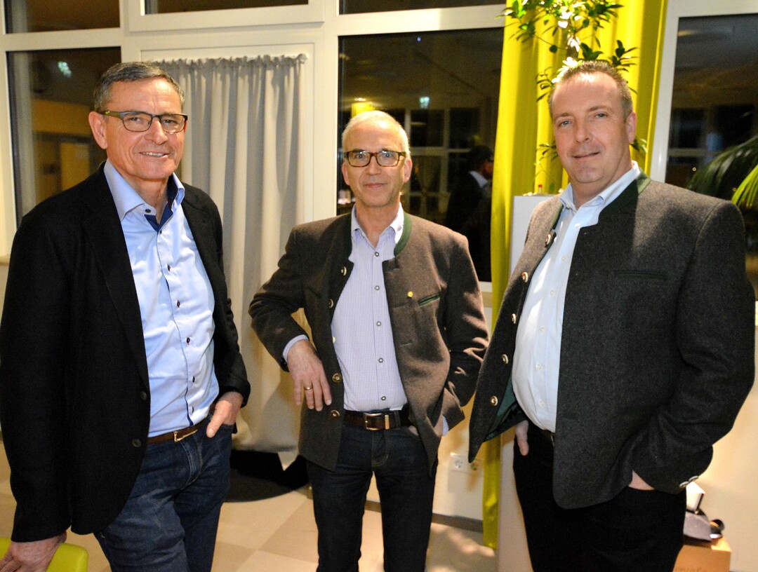 Der Bund deutscher Staudengärtner zeichnete Arno Panitz mit der Goldenen Ehrennadel aus – hier umrahmt von seinem Nachfolger, Michael Moll, r., und dem Stellvertretenden BdS-Vorsitzenden, Martin Häussermann
