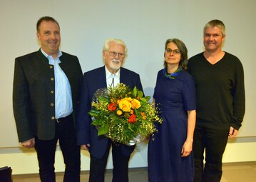  Walter Schimana bei der Verleihung der Goldenen Ehrennadel des Bundes deutscher Staudengrtner im Jahr 2017. Es gratulierten (v. l.) Michael Moll, BdS-Vorsitzender, Bettina Banse, BdS-Geschftsfhrerin, und der Laudator Rainer Goldmann. 