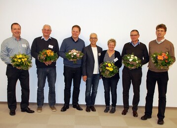 BdS-Vorsitzender Arno Panitz inmitten der neu Gewhlten: Michael Moll (Vorsitzender des Arbeitskreises Markt), Eckehard Pppel (stellvertretender Vorsitzender), Prof. Cassian Schmidt (Vorsitzender Arbeitskreis Pflanzenverwendung), Kordula Becker (Arbeitskreis Ausbildung), Martin Hussermann (Vorsitzender Arbeitskreis Daten) und Professor Dr. Bernd Hertle (Vorsitzender des Arbeitskreises Staudensichtung).
