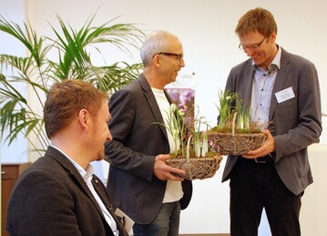 Der BdS-Vorsitzende Arno Panitz (Mitte) dankte Professor Dr. Enneking (rechts) und Professor Dr. Westerheide mit einem staudigen Blumengru fr ihren Vortrag.