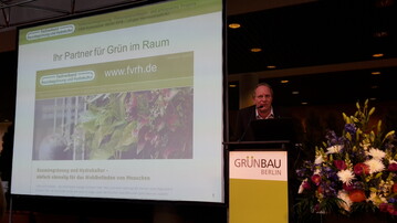 Jrgen Herrmannsdrfer berichtet ber das Thema Innenraumbegrnung. Planungsgrundlagen und erfolgreich umgesetzte Projekte beim Fachsymposium Fassadenbegrnung.