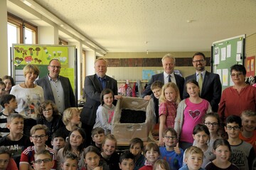Alois Rainer, Bertram Fleischer und Jochen Winkhoff bergeben BDC-Pilzboxen an Grundschulen (Hier die 4. Klasse Geiselhring; im Hintergrund v. r. n. l. Bertram Fleischer, Alois Rainer, Jochen Winkhoff und Brgermeister Herbert Lichtinger aus Geiselhring)