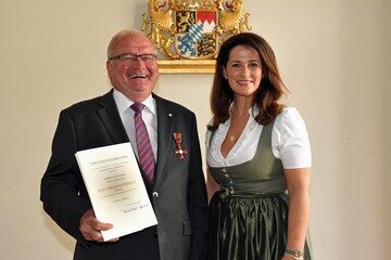 Das Verdienstkreuz am Bande wurde dem Prsidenten des Bayerischen Grtnerei-Verbands, Roland Albert von der Landwirtschaftsministerin Michaela Kaniber verliehen.