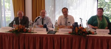 (v. l. n. r.): Rechtsanwalt Hans-Josef Hartmann, Geschftsfhrer des HLBS, Steuerberater Ernst Gossert, Vorsitzender des Steuerausschusses des HLBS, Helmut Rskamp, Vorsitzender des Arbeitsausschusses fr Recht und Steuern des ZVG, Rechtsanwltin Romana Hoffmann, Justiziarin und stellv. Generalsekretrin des ZVG.