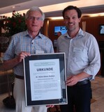 Christian Engelke, Vorsitzender des Fachverbandes, bedankt sich mit der Verleihung der Ehrennadel in Gold.