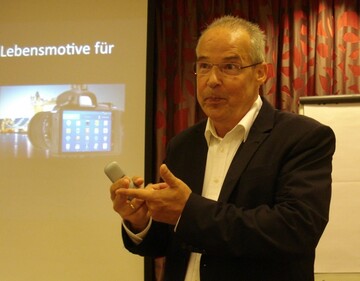 Prof. Dr. Zielke bei seinem Vortrag zum Thema: Haben Sie sich richtig positioniert?.