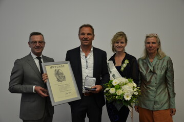 Holger Hachmann (zweiter von rechs) bekommt die Georg Arends Medaille zchterischen Leistungen im Bereich Rhododendron- und Azaleengehlze verliehen. Auf dem Bild auerdem ZVG-Prsident Jrgen Mertz, die Deutsche Blumenfee Corina Krause und die Laudatorin Anja Maubach.