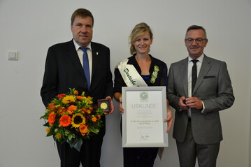 ZVG-Prsident Jrgen Mertz (rechts) verlieh Andreas Lohff die Groe Ehrenmedaille in Gold mit Brillanten. Blumen berreicht die frisch gekrte Blumenfee Corina Krause.