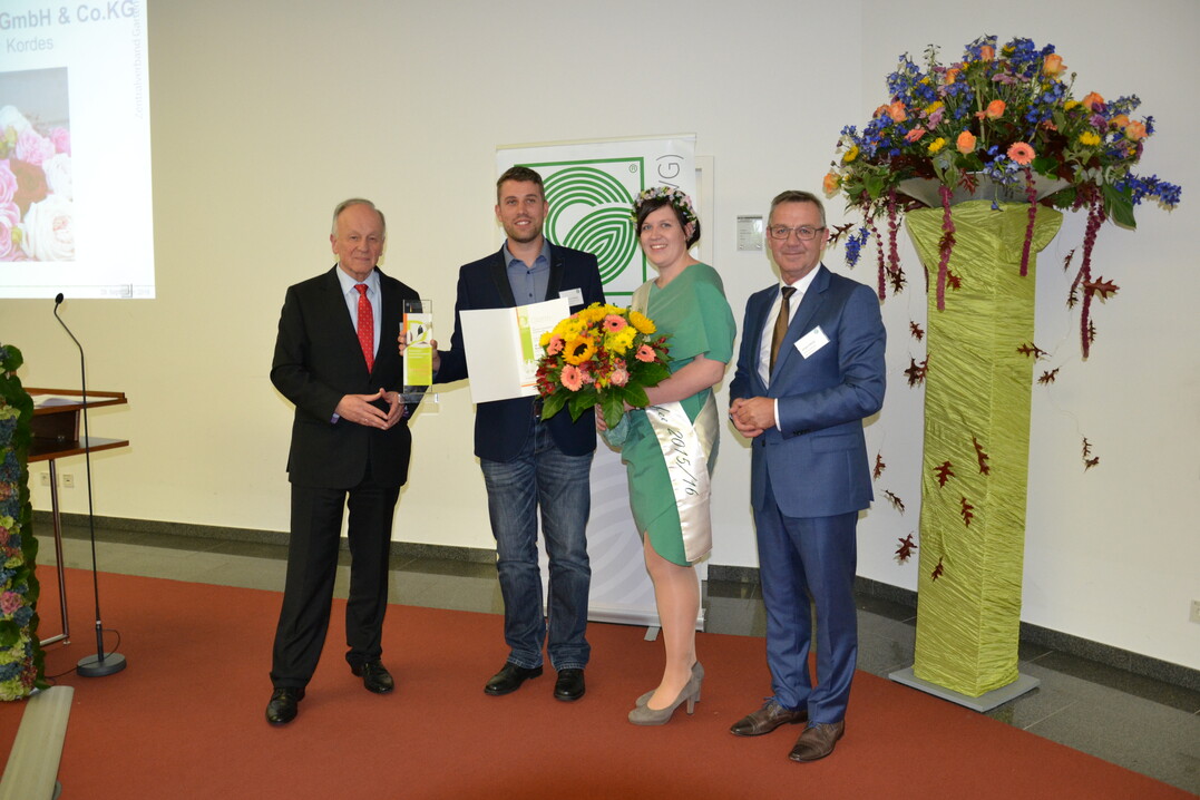 Staatssekretär Hermann Onko Aikens (links) zeichnet die W. Kordes Rosenschulenfür die „Parfuma-Duftrosen-Serie“ aus.