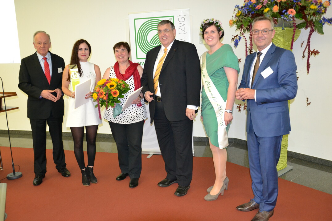 Hermann Onko Aikens (links) zeichnet die Baumschule und Obstbau Georg Schneider und Kooperationspartner DIE BUBEN  Agentur fr Kommunikation fr den Stiefkind Apfelsaft aus.