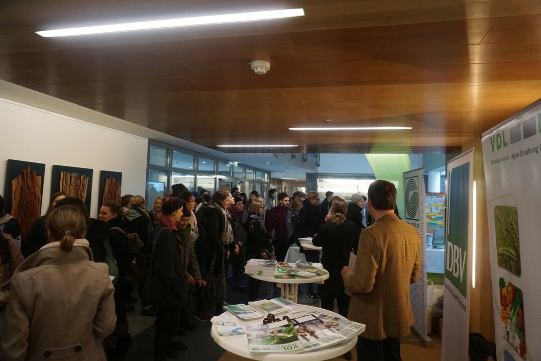 Großer Andrang am Informationsstand des ZVG, VDL, DBV, DRV und BHGL bei der Campus-Rallye der Erstsemester der Agrar- und Gartenbauwissenschaften in Berlin