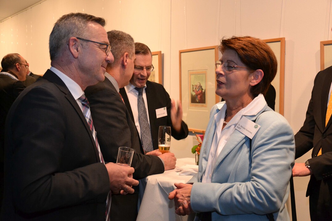Mitglieder des Europäischen Parlaments (im Bild Renate Sommer (CDU), Norbert Lins (CDU)) und Mitarbeiter verschiedener Vertretungen der Bundesländer sowie der Ständigen Vertretung suchten am parlamentarischen Abend des ZVG den Dialog.