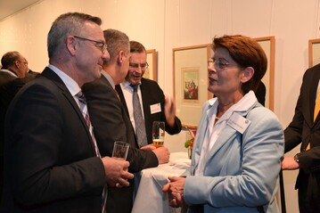 Mitglieder des Europischen Parlaments (im Bild Renate Sommer (CDU), Norbert Lins (CDU)) und Mitarbeiter verschiedener Vertretungen der Bundeslnder sowie der Stndigen Vertretung suchten am parlamentarischen Abend des ZVG den Dialog.