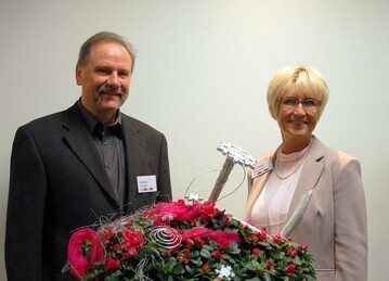 Die Wertschtzung, die Eva Khler-Theuerkauf, Prsidentin des Landesverbandes Gartenbau Nordrhein-Westfalen, bei Ihrem Gruwort der Azerca gegenber zeigte, erfreute Gerhard Friedrich, Azerca-Vorsitzenden sichtlich.